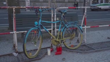 Berlin. Almanya. Almanya 'daki Rus büyükelçiliği yakınlarında Ukrayna' yı destekleme eylemi. Ukrayna 'da savaş karşıtı pankartlar ve gösteriler. Savaş yok. Rus işgali Ukrayna 'da. Unter der Linden. 