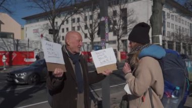 11 Mart 2022. Berlin. Almanya. Almanya 'daki Rus büyükelçiliği yakınlarında Ukrayna' yı destekleme eylemi. Ukrayna 'da savaş karşıtı pankartlar ve gösteriler. Savaş yok. Rus işgali Ukrayna 'da. Unter der Linden. 