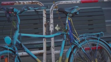 Berlin. Almanya. Almanya 'daki Rus büyükelçiliği yakınlarında Ukrayna' yı destekleme eylemi. Ukrayna 'da savaş karşıtı pankartlar ve gösteriler. Savaş yok. Rus işgali Ukrayna 'da. Unter der Linden. 