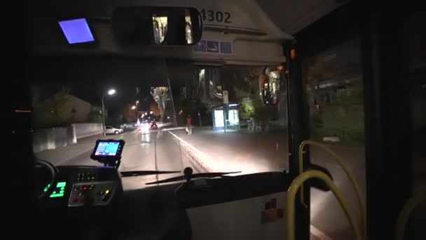 Vista Dal Parabrezza Autobus Sulla Strada Nella Città Notturna Monaco — Video Stock