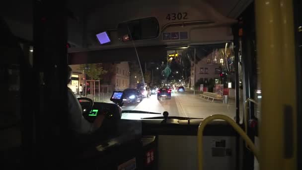 Вид Нічну Вулицю Через Вітрове Скло Міського Автобуса Мюнхені Німеччина — стокове відео