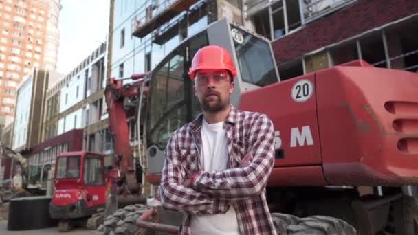 Ritratto Orgoglioso Costruttore Cantiere Costruttore Con Escavatore Preparato Iniziare Costruzione — Video Stock