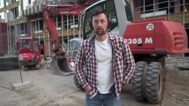 Porträt Eines Stolzen Bauarbeiters Auf Der Baustelle Bauarbeiter Mit Bagger — Stockvideo