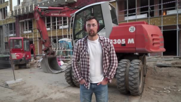 Portrait Constructeur Travailleur Entrepreneur Prospère Portant Casque Des Écouteurs Protecteurs — Video