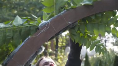 Çiçekçiler biner, düğün töreni için çiçek kemeriyle süslerler. Dekoratörler etkinlikte çalışıyor, doğum günü, yıldönümü, parti. Taze çiçeklerle süslenmiş bir olay. Kırsal tarzda. İşteki tasarımcı.