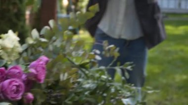 Çiçekçiler biner, düğün töreni için çiçek kemeriyle süslerler. Dekoratörler etkinlikte çalışıyor, doğum günü, yıldönümü, parti. Taze çiçeklerle süslenmiş bir olay. Kırsal tarzda. İşteki tasarımcı.