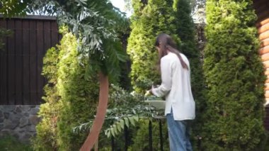 Çiçekçiler biner, düğün töreni için çiçek kemeriyle süslerler. Dekoratörler etkinlikte çalışıyor, doğum günü, yıldönümü, parti. Taze çiçeklerle süslenmiş bir olay. Kırsal tarzda. İşteki tasarımcı.