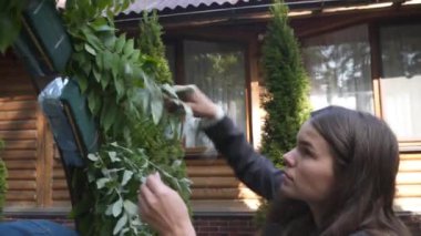 Personel etkinliği ajansı iş başında. Çiçekçiler biner, çiçekleri düğün töreni için kemerle süslerler. Profesyonelce düğün dekorasyonu yaratmak. Çiçekçilik. Düğün kemeri için çiçek kompozisyonuyla çalışan bir dekoratör