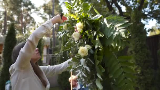 Floristen Montieren Dekorieren Mit Blumen Bogen Für Die Trauung Dekorateure — Stockvideo