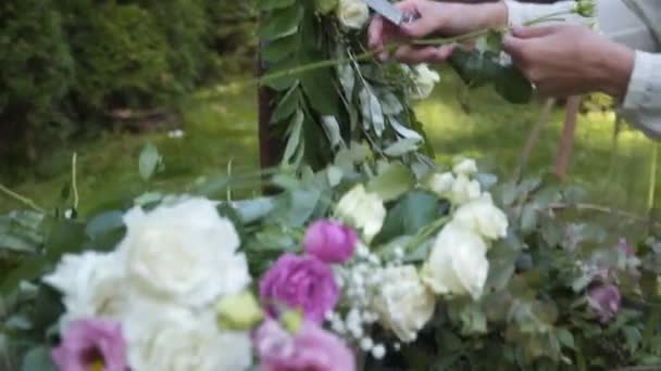Professionelle Floristin Bei Der Arbeit Junge Schöne Frau Macht Trendige — Stockvideo