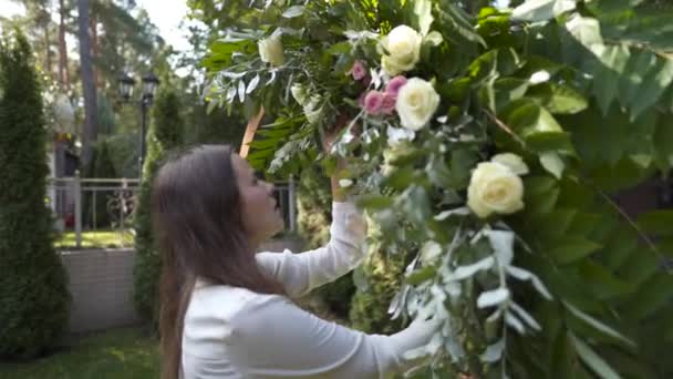 Agência Eventos Pessoal Trabalho Floristas Montar Decorar Flores Arco Para — Vídeo de Stock