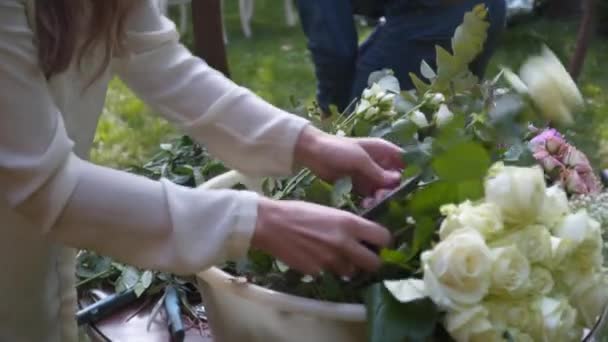 Blomsterhandlare Montera Dekorera Med Blommor Båge För Bröllopsceremoni Dekoratörer Som — Stockvideo