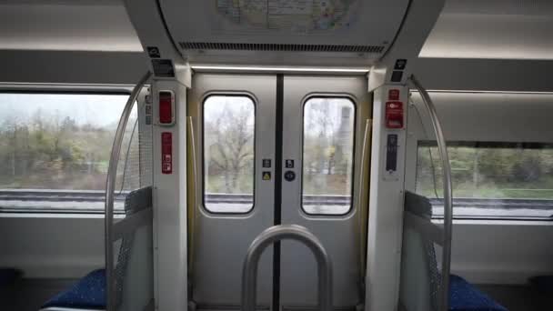 Cestující Příměstské Dveře Vlaku Pohled Zevnitř Během Dne Bez Lidí — Stock video