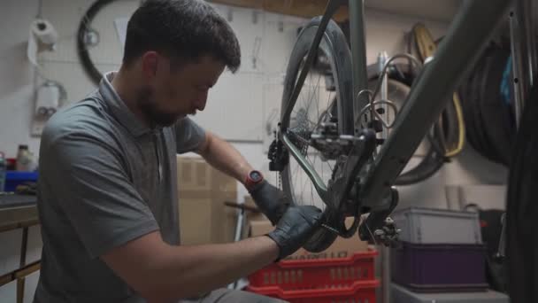 Άνθρωπος Μηχανικός Ποδήλατο Εγκαθιστά Αλυσίδα Ποδήλατο Ποδήλατο Τεχνικός Επισκευάζει Ποδήλατο — Αρχείο Βίντεο