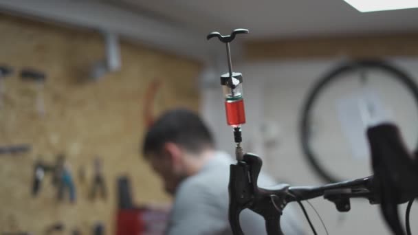 Jeringa Sujeción Mecánica Bicicleta Con Líquido Frenos Durante Proceso Sangrado — Vídeos de Stock