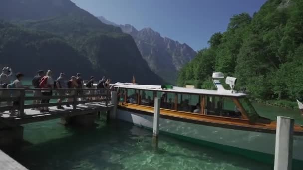 2023年6月25日德国 巴伐利亚 科尼格塞停泊在Koenigssee Berchtesgadener Land Deutschland的观光船 登船游览高山湖上的游客 乘船游览湖上的观光游览 — 图库视频影像