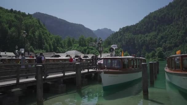 2023年6月25日 ドイツ バイエルン ケーニヒスゼー 係留観光船 Koengsey Berchtesgadener Land ドイツ 山の湖の観光船に搭乗人 — ストック動画
