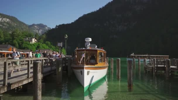 Junio 2023 Alemania Baviera Koenigssee Amarre Barco Turístico Koenigssee Berchtesgadener — Vídeo de stock