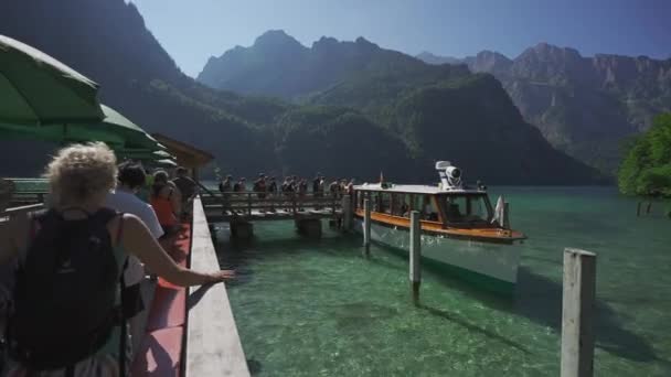 Junho 2023 Alemanha Baviera Koenigssee Barco Turístico Atracado Koenigssee Berchtesgadener — Vídeo de Stock