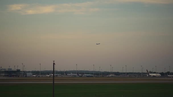 Samoloty Startujące Lotniska Monachium Niemczech Zachodzie Słońca Samolot Pasażerski Przelatujący — Wideo stockowe