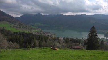 Yazın dağlar ve dağ gölü manzarası. Bavyera, Almanya, Avrupa 'daki güzel Schliersee kasabası. Schliersee Gölü, Bavyera sıradağları. Yukarı Bayern. Panarama auf den Schliersee. 