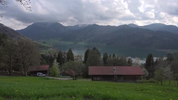 夏には山や山の湖の景色 バイエルン州 ドイツ ヨーロッパの美しい町シュライアーゼー バイエルン山脈のシュライアーゼー湖 バイエルンの上だ Panarama Auf Den Schliersee — ストック動画