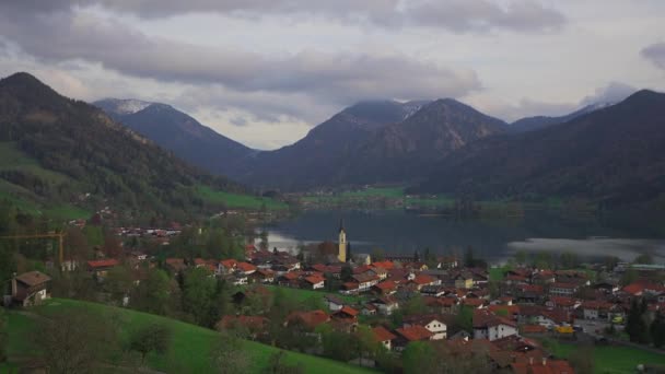 夏には山や山の湖の景色 バイエルン州 ドイツ ヨーロッパの美しい町シュライアーゼー バイエルン山脈のシュライアーゼー湖 バイエルンの上だ Panarama Auf Den Schliersee — ストック動画