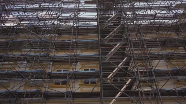 Rusztowanie Starym Budynku Europie Odrestaurowany Zabytkowy Budynek Detale Elewacji Branża — Wideo stockowe