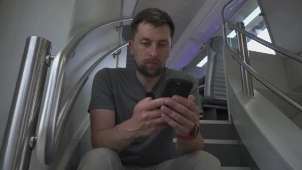 Homme Prend Train Jumeau Assis Sur Escalier Navigation Sur Internet — Video