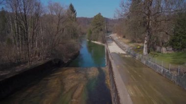 Kraftwerk Muhltal. Muhltal Isar hidroelektrik santrali. Almanya 'nın Münih kenti yakınlarındaki Isar Nehri' nde bir akarsu santrali. Wasserkraftwerk Muhltal. Laufserkraftwerk Munchen 'di. Izar Nehri 'ndeki baraj ve hendek.. 