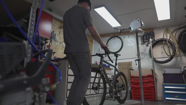 Fahrradtechniker Verdreht Vorbau Und Lenker Mit Spezialwerkzeug Reparateur Mit Werkzeug — Stockvideo