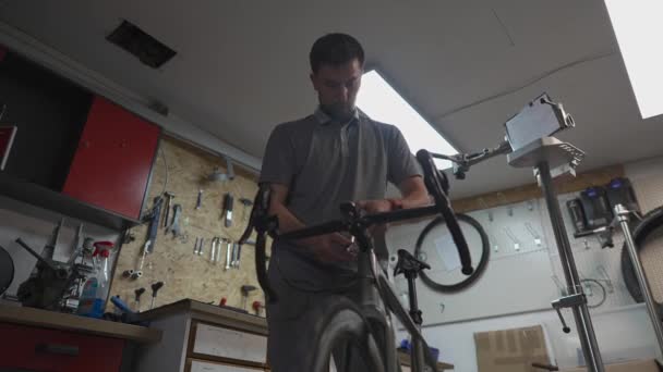 Técnico Bicicleta Gira Vástago Bicicleta Manillar Con Herramienta Especial Reparador — Vídeos de Stock