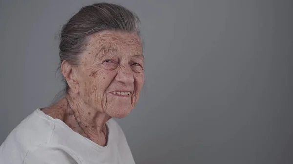 Starší Žena Věku Let Usměje Zasměje Šedém Pozadí Ukáže Zubní Royalty Free Stock Obrázky
