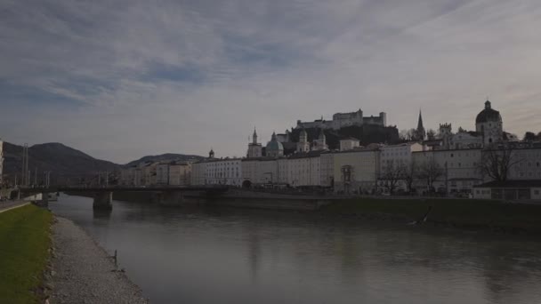 奥地利萨尔茨堡 在阳光明媚的冬日 萨尔茨堡的城市景观在河流之上 Salzach河岸 欧洲萨尔茨堡老城萨尔萨赫河的堤岸 城镇景观 — 图库视频影像