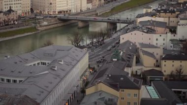 Salzburg, Avusturya. Güneşli kış gününde Salzburg 'da nehir üzerindeki şehir manzarası. Salzach nehir kıyısında. Salzburg, Avusturya ve Avrupa 'daki Salzach Nehri' nin seti. Kasaba görünümü