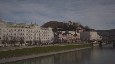 Salzburg, Avusturya. Güneşli kış gününde Salzburg 'da nehir üzerindeki şehir manzarası. Salzach nehir kıyısında. Salzburg, Avusturya ve Avrupa 'daki Salzach Nehri' nin seti. Kasaba görünümü