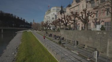 25 Aralık 2022. Salzburg, Avusturya. Güneşli kış gününde Salzburg 'da nehir üzerindeki şehir manzarası. Salzach nehir kıyısında. Salzburg, Avusturya ve Avrupa 'daki Salzach Nehri' nin seti. Salzburg Şehir Manzarası