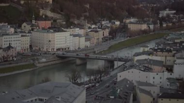 Salzburg, Avusturya. Güneşli kış gününde Salzburg 'da nehir üzerindeki şehir manzarası. Salzach nehir kıyısında. Salzburg, Avusturya ve Avrupa 'daki Salzach Nehri' nin seti. Kasaba görünümü