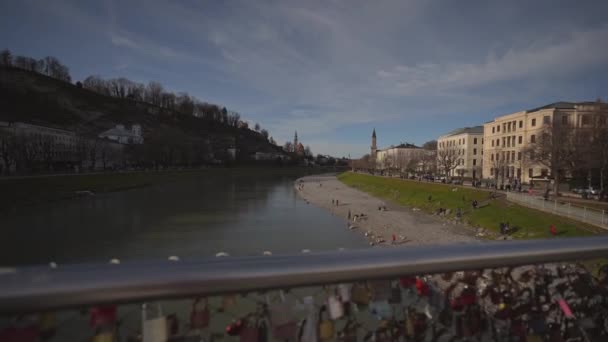 Salzburg Österrike Stadsbilden Över Floden Salzburg Solig Vinterdag Salzachs Flodfront — Stockvideo