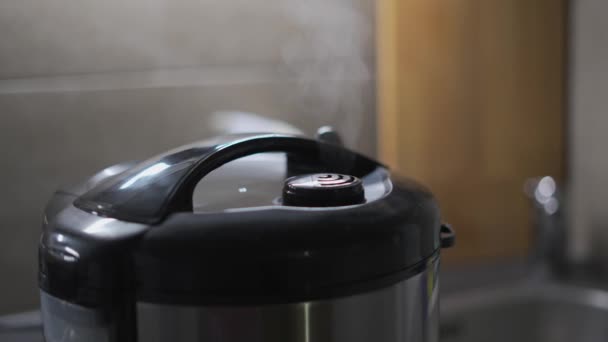 Detailní Záběr Páry Unikající Trysky Kuchyňského Multicookeru Při Vaření Jídla — Stock video