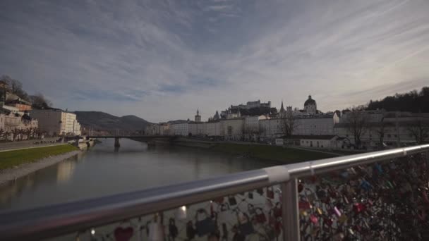 Salzburg Österrike Stadsbilden Över Floden Salzburg Solig Vinterdag Salzachs Flodfront — Stockvideo