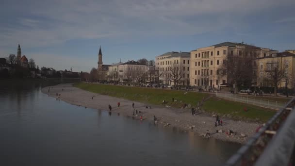 Salzburg Ausztria Városkép Folyó Felett Salzburgban Napos Téli Napon Salzach — Stock videók