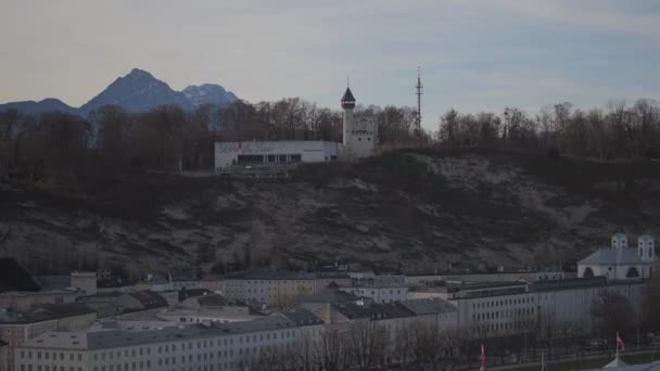 Salzburg Oostenrijk Stadsgezicht Rivier Salzburg Zonnige Winterdag Salzach Aan Rivier — Stockvideo