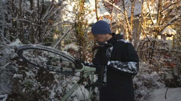 Fietsrijder Man Schrobt Borstel Fiets Winter Achtertuin Voor Het Brengen — Stockvideo