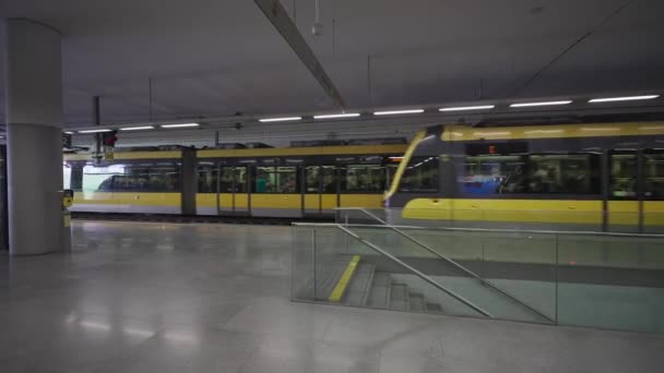 Αυγούστου 2023 Πορτογαλία Πόρτο Σταθμός Μετρό Trindade Εσωτερικό Κίτρινο Τρένο — Αρχείο Βίντεο