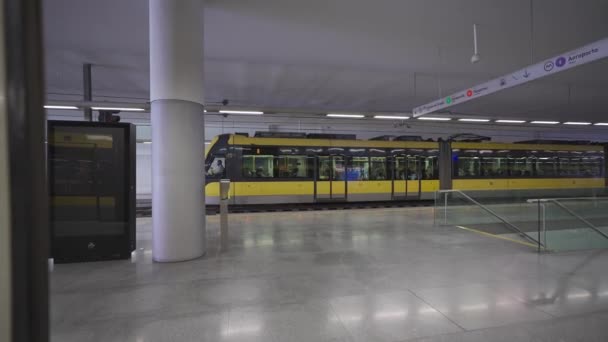 Portugal Porto Trindade Tunnelbanestation Interiör Gul Tunnelbana Tåg Och Människor — Stockvideo