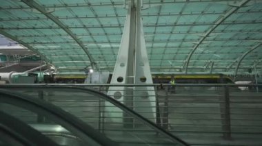 Portekiz, Porto. Uluslararası havaalanındaki metro istasyonu. Francisco Sa Carneiro havaalanı tren istasyonu Porto 'da. Oporto 'daki yeni terminalde sarı tren istasyonu. Havaalanına giden yol.. 