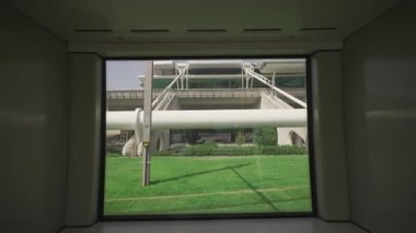Portekiz, Porto. Uluslararası havaalanındaki metro istasyonu. Francisco Sa Carneiro havaalanı tren istasyonu Porto 'da. Oporto 'daki yeni terminalde sarı tren istasyonu. Havaalanına giden yol.. 