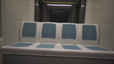 Porto Metro, Portekiz 'de boş bir tren. Menekşe hattında havaalanına giden kimse yok. Porto sarısı renkte bir metro vagonu. Metro toplu taşımacılığı boş koltuklu trenin iç görünümü