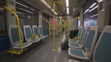 Porto Metro, Portekiz 'de boş bir tren. Menekşe hattında havaalanına giden kimse yok. Porto sarısı renkte bir metro vagonu. Metro toplu taşımacılığı boş koltuklu trenin iç görünümü